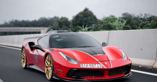 Ferrari 488 GTB độ "khủng" nhất Việt Nam xuống phố