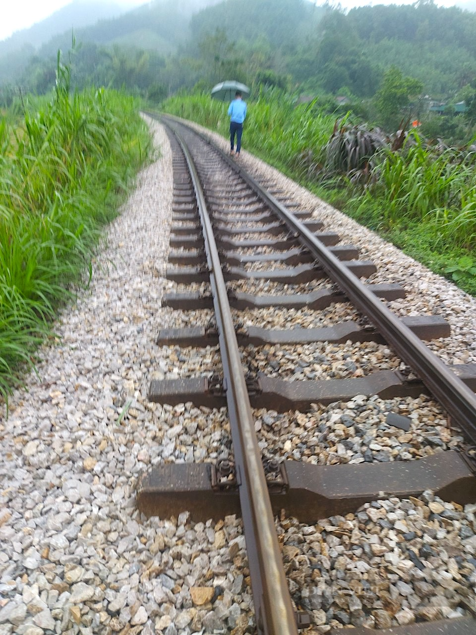 Hà Tĩnh: Mưa lớn khiến sạt lở trên tuyến đường sắt Bắc-Nam khiến đoàn tàu bị ách tắc tắc  - Ảnh 4.