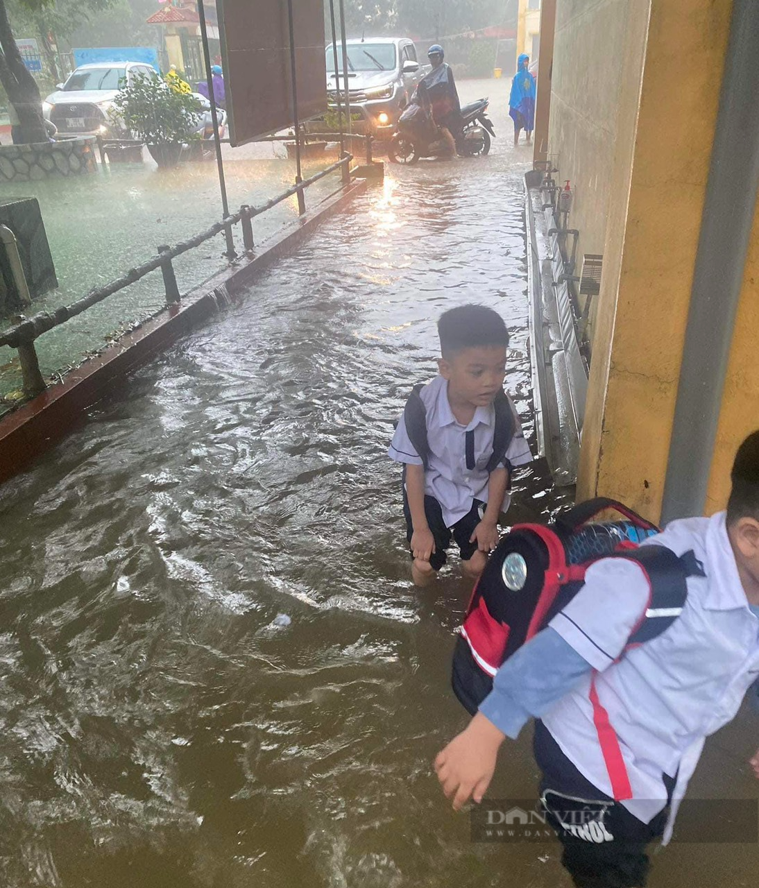 Hà Tĩnh: Mưa xối xả, nhiều tuyến đường ngập sâu, hơn 4.600 học sinh nghỉ học - Ảnh 4.