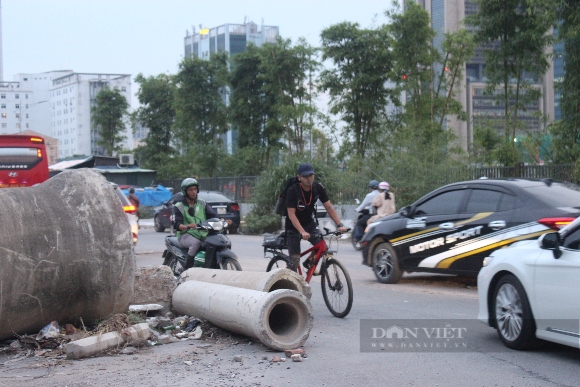 Người dân Thủ đô oằn mình “vượt chướng ngại vật” trên con đường ở quận trung tâm Cầu Giấy - Ảnh 3.