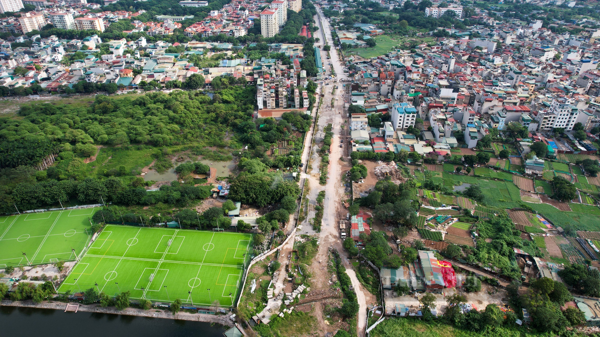 Hàng rào bê tông trên vành đai 2,5 vẫn thản nhiên &quot;án ngữ&quot; dù đã có lệnh tháo dỡ - Ảnh 2.