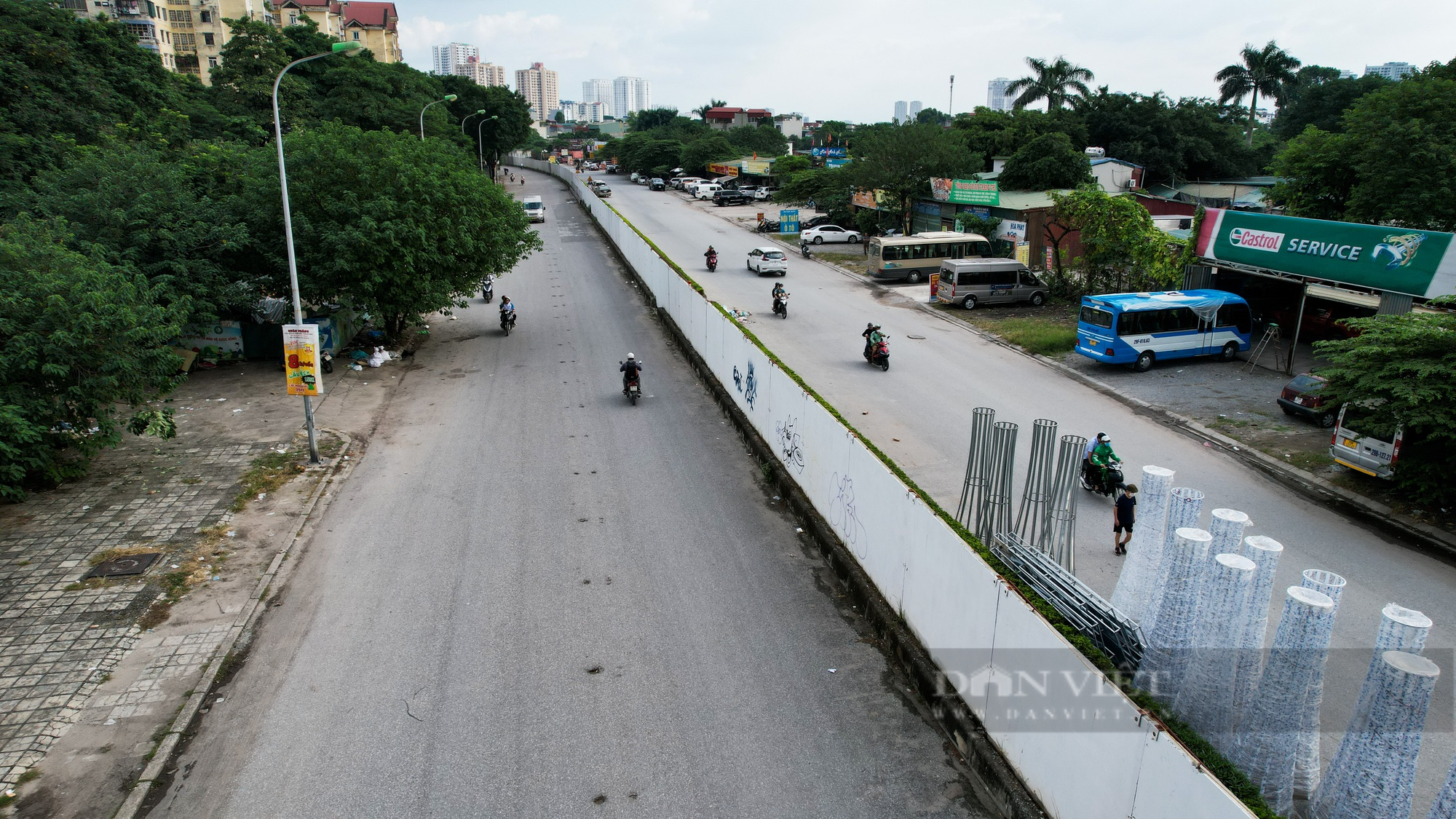 Hàng rào bê tông trên vành đai 2,5 vẫn thản nhiên &quot;án ngữ&quot; dù đã có lệnh tháo dỡ - Ảnh 4.