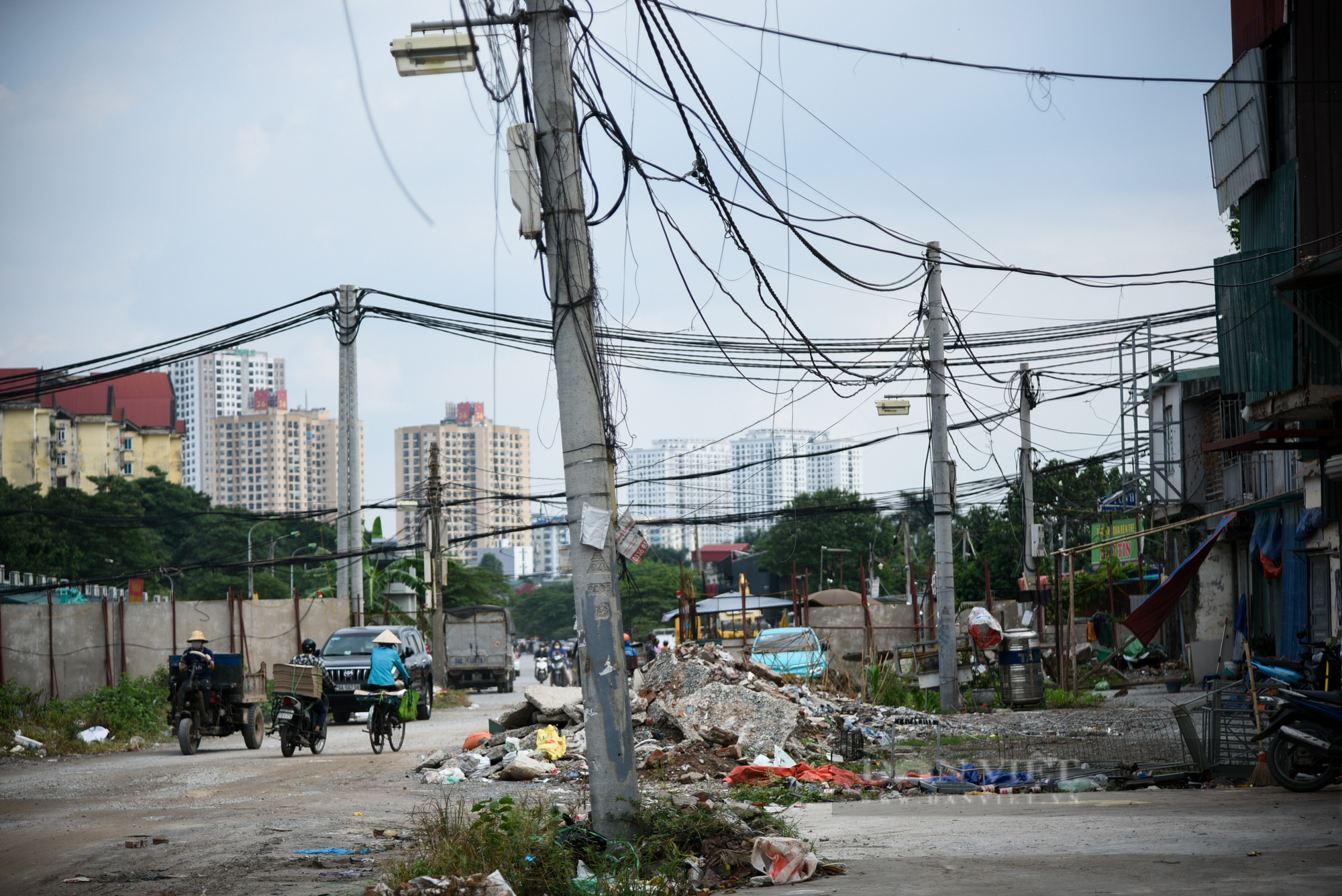 Hàng rào bê tông trên vành đai 2,5 vẫn thản nhiên &quot;án ngữ&quot; dù đã có lệnh tháo dỡ - Ảnh 10.