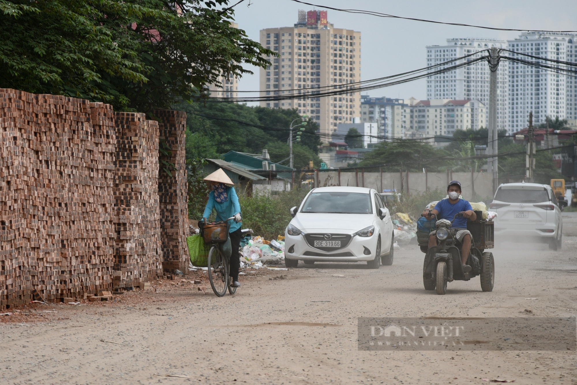 Hàng rào bê tông trên vành đai 2,5 vẫn thản nhiên &quot;án ngữ&quot; dù đã có lệnh tháo dỡ - Ảnh 11.