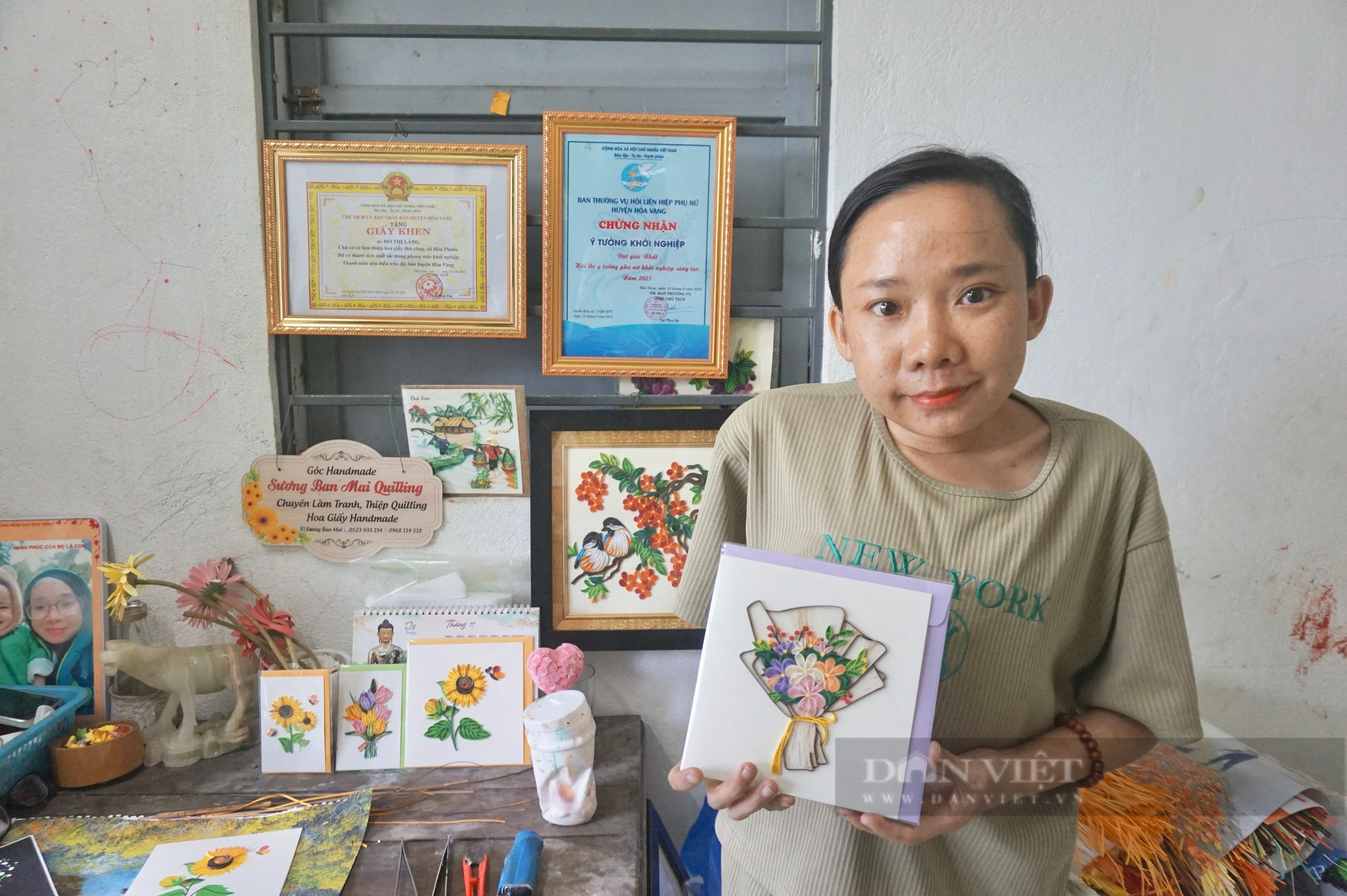Đà Nẵng: Người mẹ đơn thân khuyết tật khởi nghiệp với đam mê làm tranh giấy xoắn - Ảnh 1.