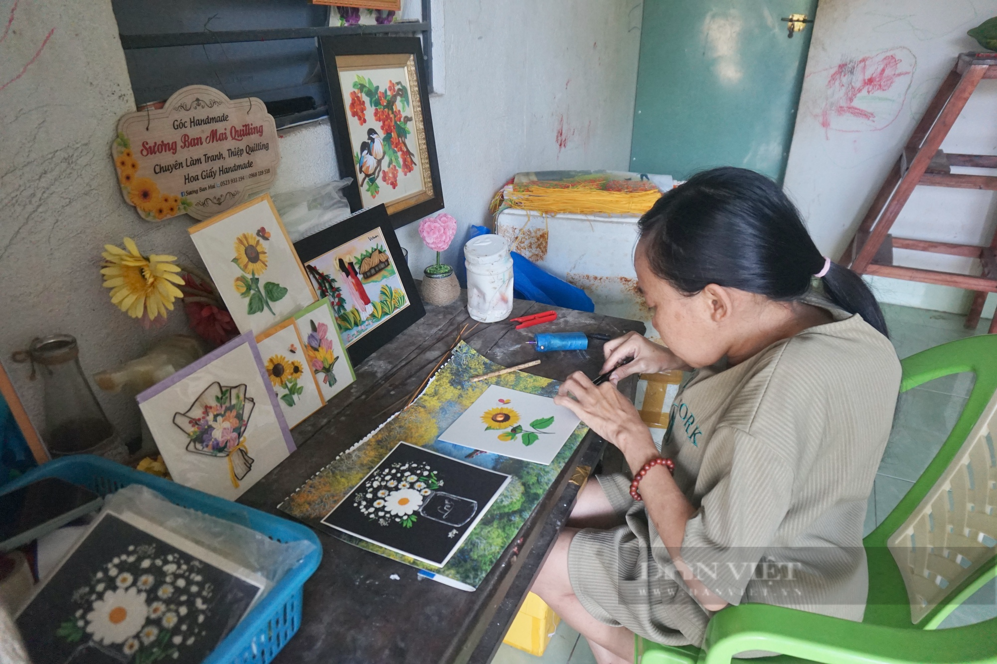 Đà Nẵng: Người mẹ đơn thân khuyết tật khởi nghiệp với đam mê làm tranh giấy xoắn - Ảnh 2.
