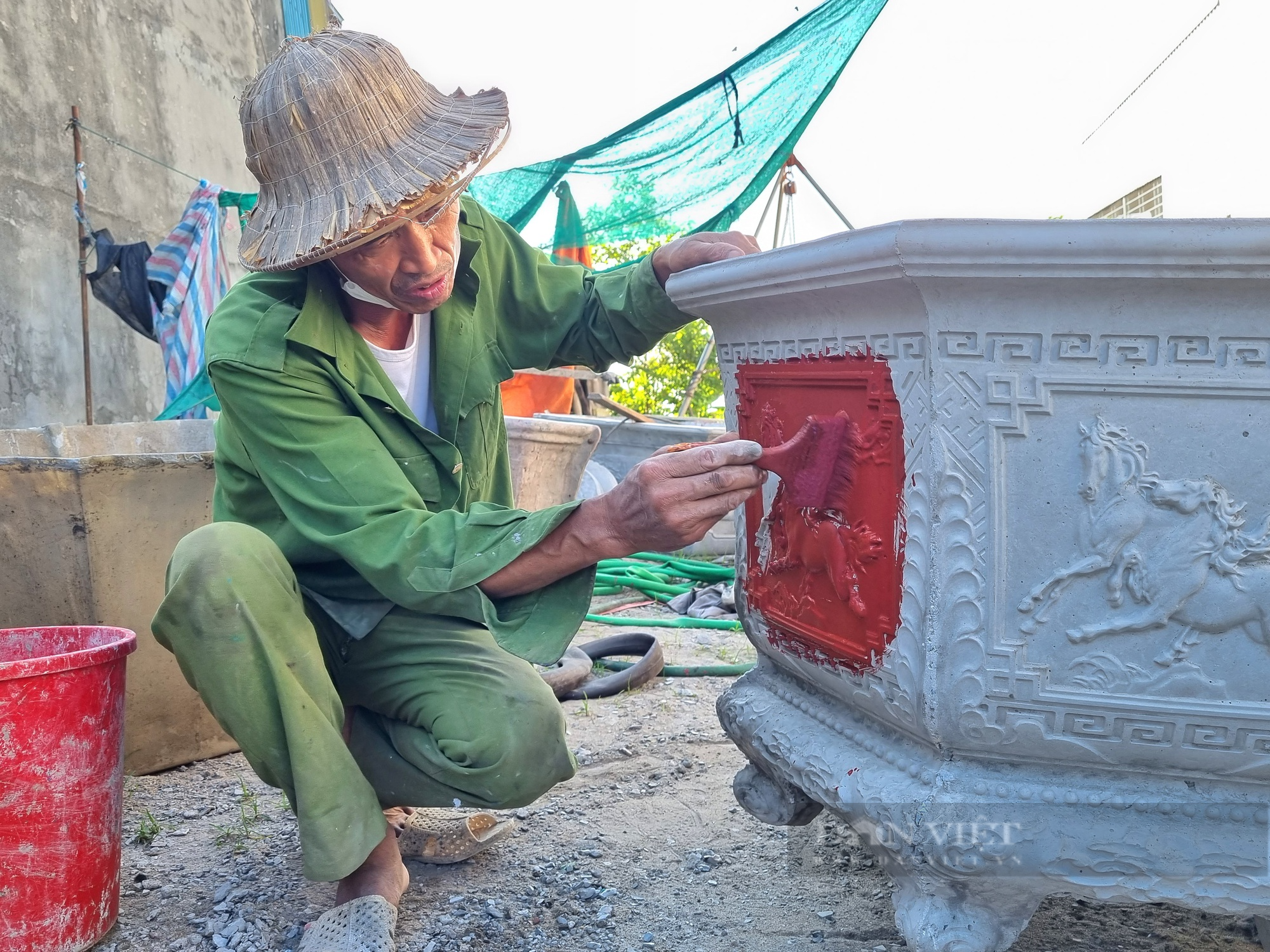 Một nông dân ở Ninh Bình chỉ đúc chậu cảnh thu gần nửa triệu đồng mỗi ngày - Ảnh 3.