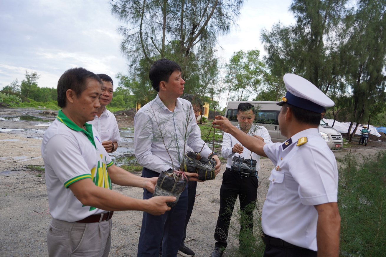 PVFCCo bàn giao 100.000 cây xanh và vật tư góp phần &quot;xanh hóa Trường Sa&quot; - Ảnh 2.