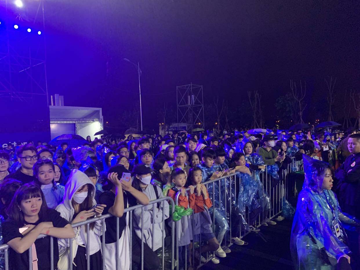 Bất chấp mưa gió, hàng trăm khán giả hò reo, cổ vũ Đen Vâu, Hà Hồ biểu diễn - Ảnh 2.