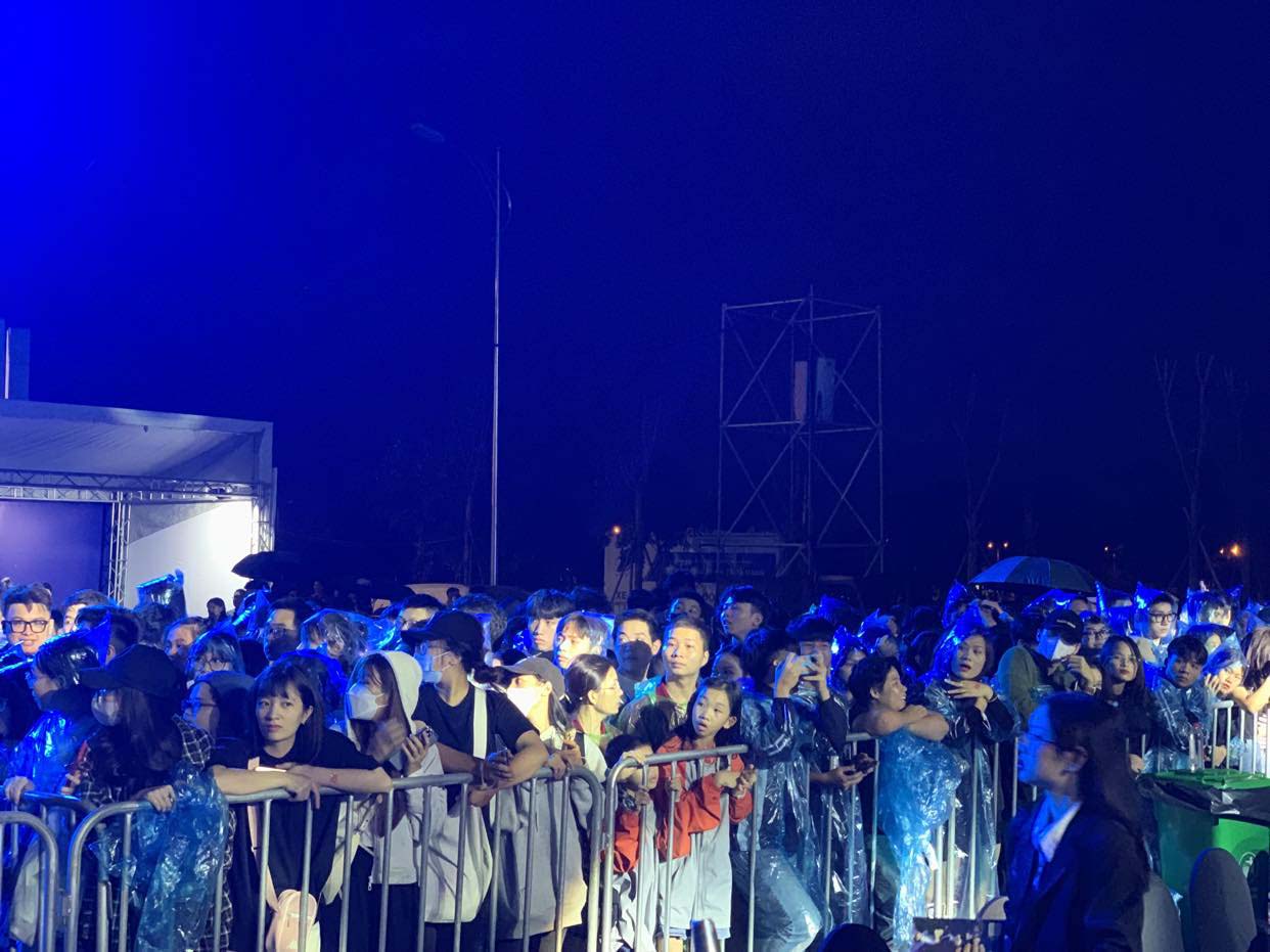 Bất chấp mưa gió, hàng trăm khán giả hò reo, cổ vũ Đen Vâu, Hà Hồ biểu diễn - Ảnh 7.