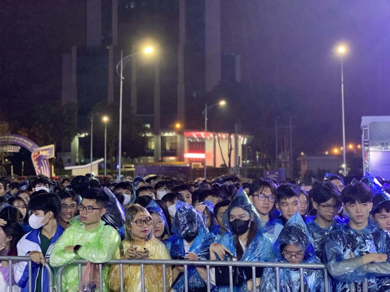 Bất chấp mưa gió, hàng trăm khán giả hò reo, cổ vũ Đen Vâu, Hà Hồ biểu diễn - Ảnh 6.