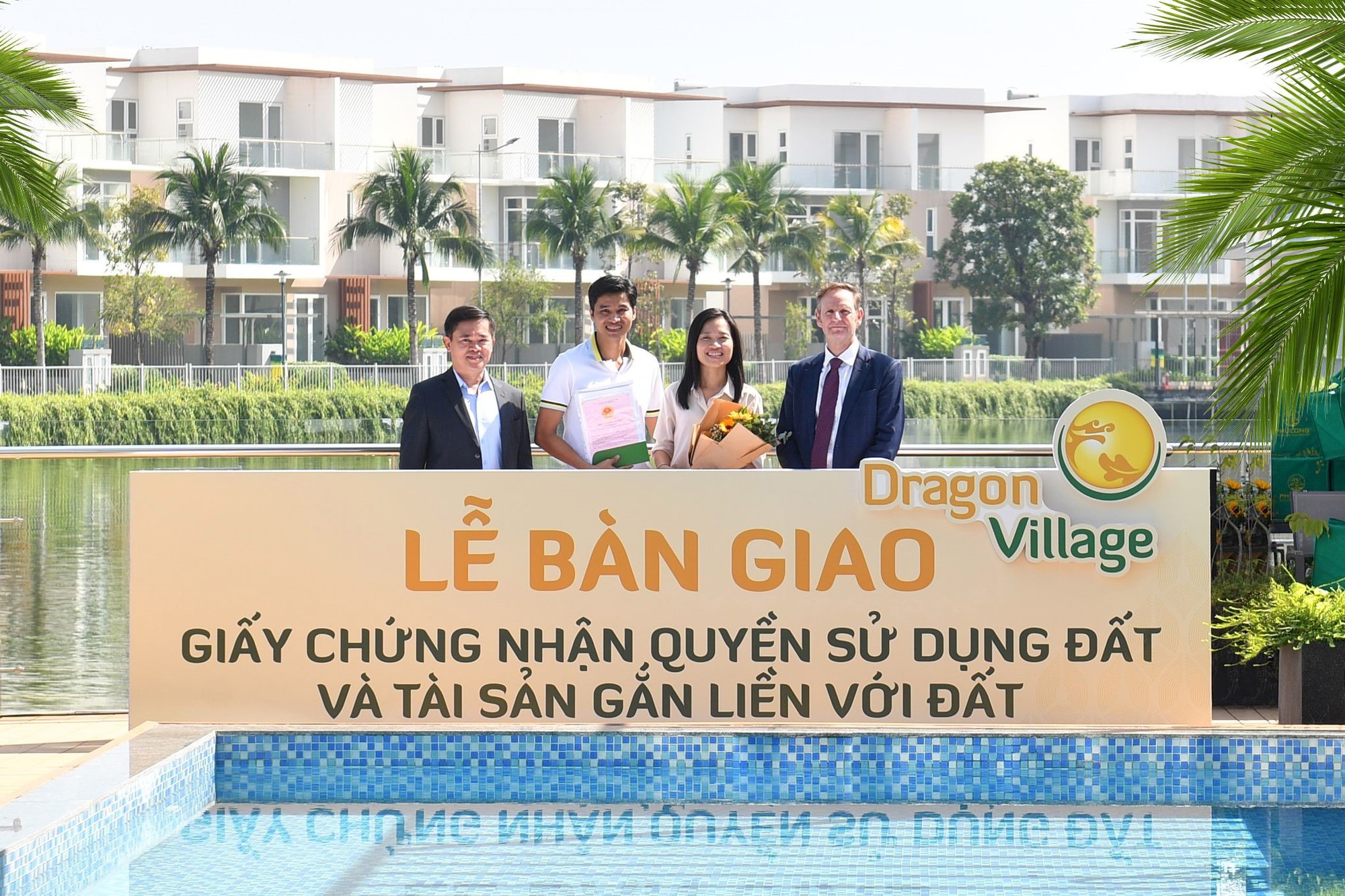 Phú Long chính thức trao sổ hồng cho cư dân Dragon Village và Dragon Parc - Ảnh 1.