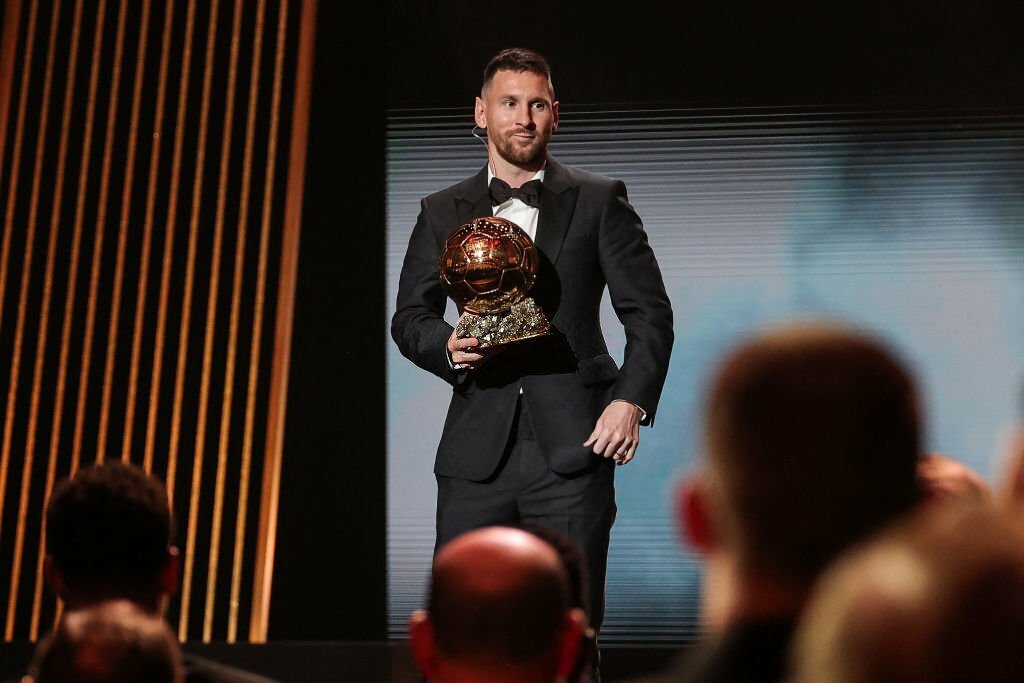 Messi lần thứ 8 giành danh hiệu Quả bóng Vàng - Ảnh 1.