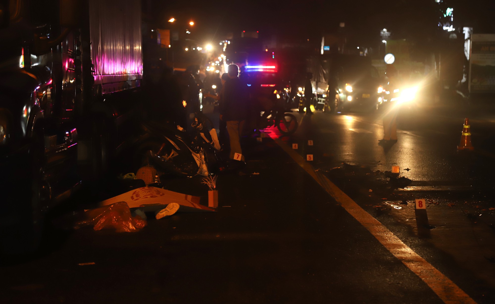 Nam sinh viên bị xe tải cán tử vong sau khi ngã xe máy trên Quốc lộ 20 - Ảnh 1.