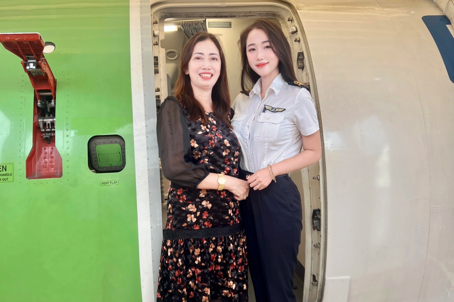 Nữ cơ phó 24 tuổi xinh đẹp, thành công chinh phục máy bay phản lực Embraer - Ảnh 4.