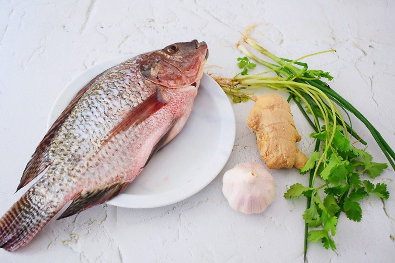 Con cá này dày thịt ít xương giá lại rẻ, chỉ khoảng 50.000 đồng/kg, hấp lên thơm ngọt hợp ngày mát trời - Ảnh 1.
