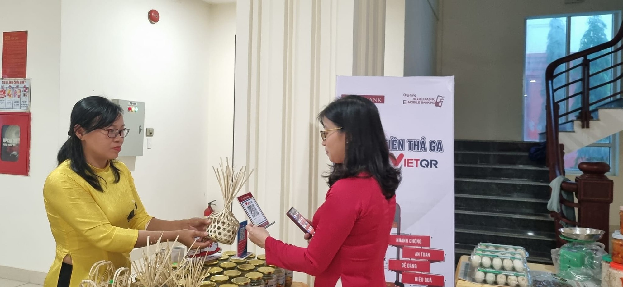 Agribank Quảng Bình tham gia phủ sóng thanh toán QR Code trên toàn thành phố Đồng Hới - Ảnh 3.