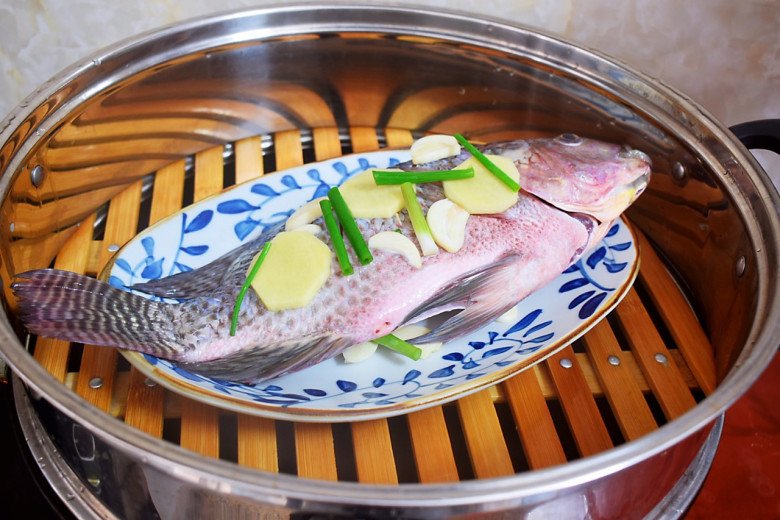 Con cá này dày thịt ít xương giá lại rẻ, chỉ khoảng 50.000 đồng/kg, hấp lên thơm ngọt hợp ngày mát trời - Ảnh 4.