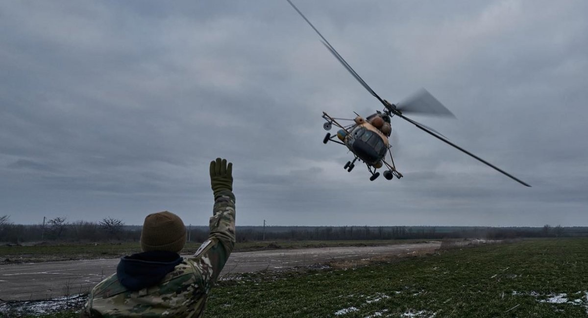 Động thái bất ngờ của hơn 20 trực thăng chiến đấu Nga ở sân bay Berdiansk sau đòn tấn công của Ukraine - Ảnh 1.