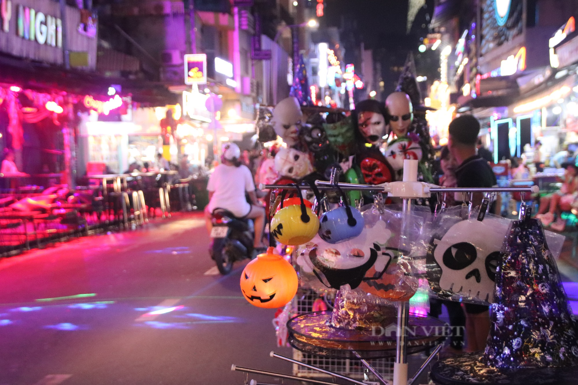 Giới trẻ Sài Gòn chơi Halloween sớm, phố Tây Bùi Viện ma mị, đông vui hết cỡ - Ảnh 7.