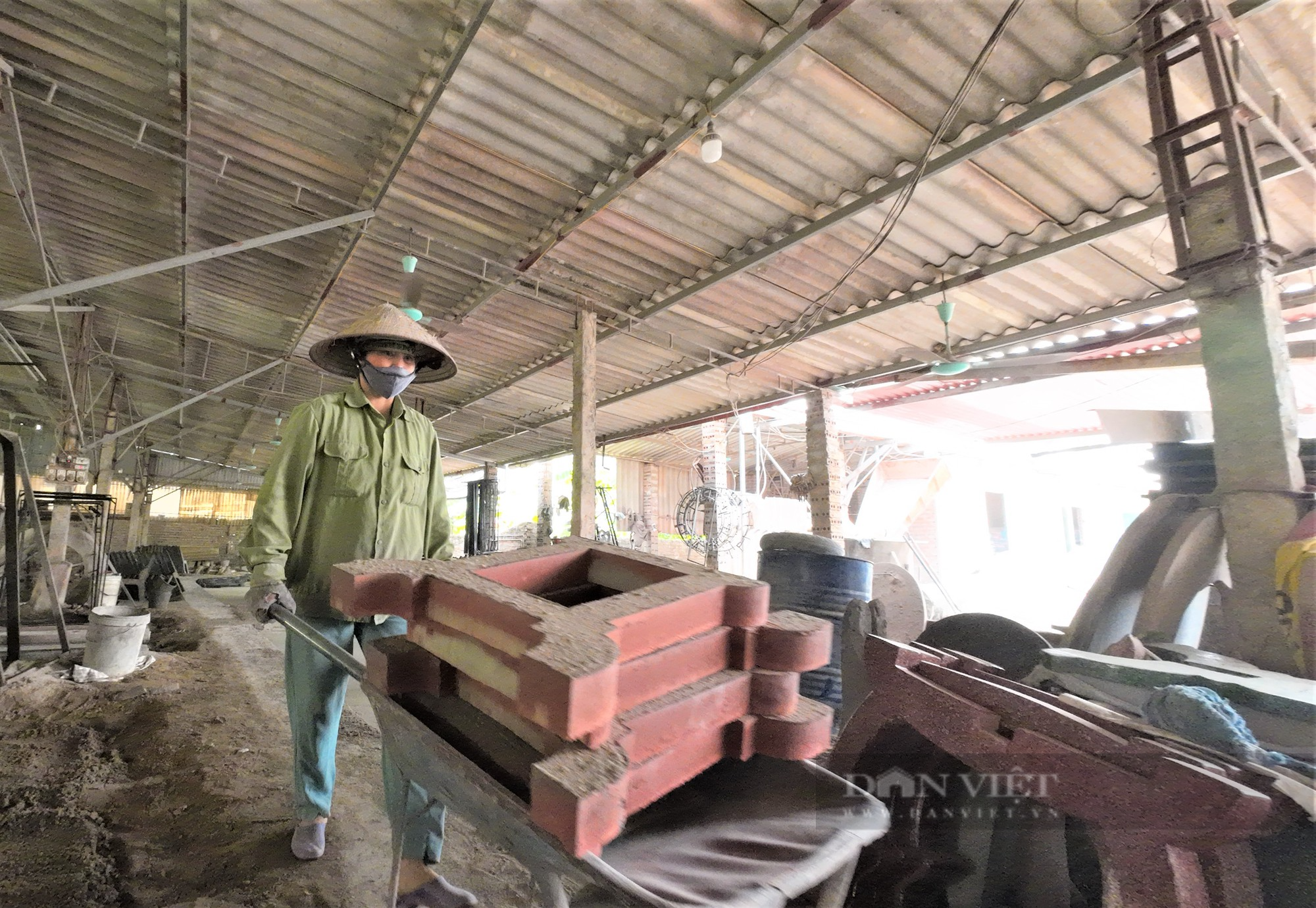 Làm bàn ghế đá bán khắp miền Bắc, anh nông dân ở Hải Dương thu nhập cao, tạo việc cho nhiều lao động địa phương - Ảnh 4.