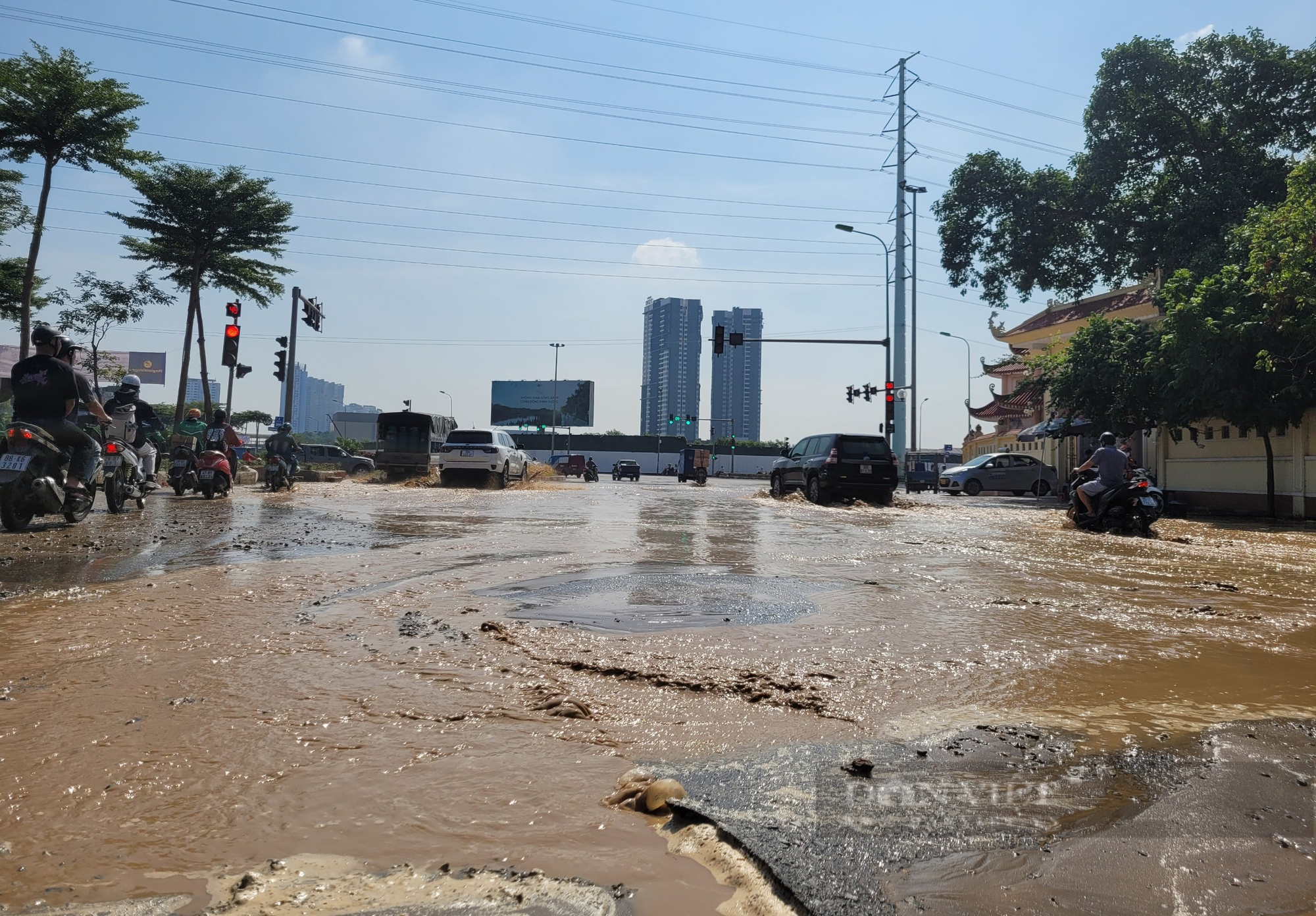  Nước tràn lênh láng trên mặt đường vừa thi công đường ống ở quận Hà Đông - Ảnh 1.