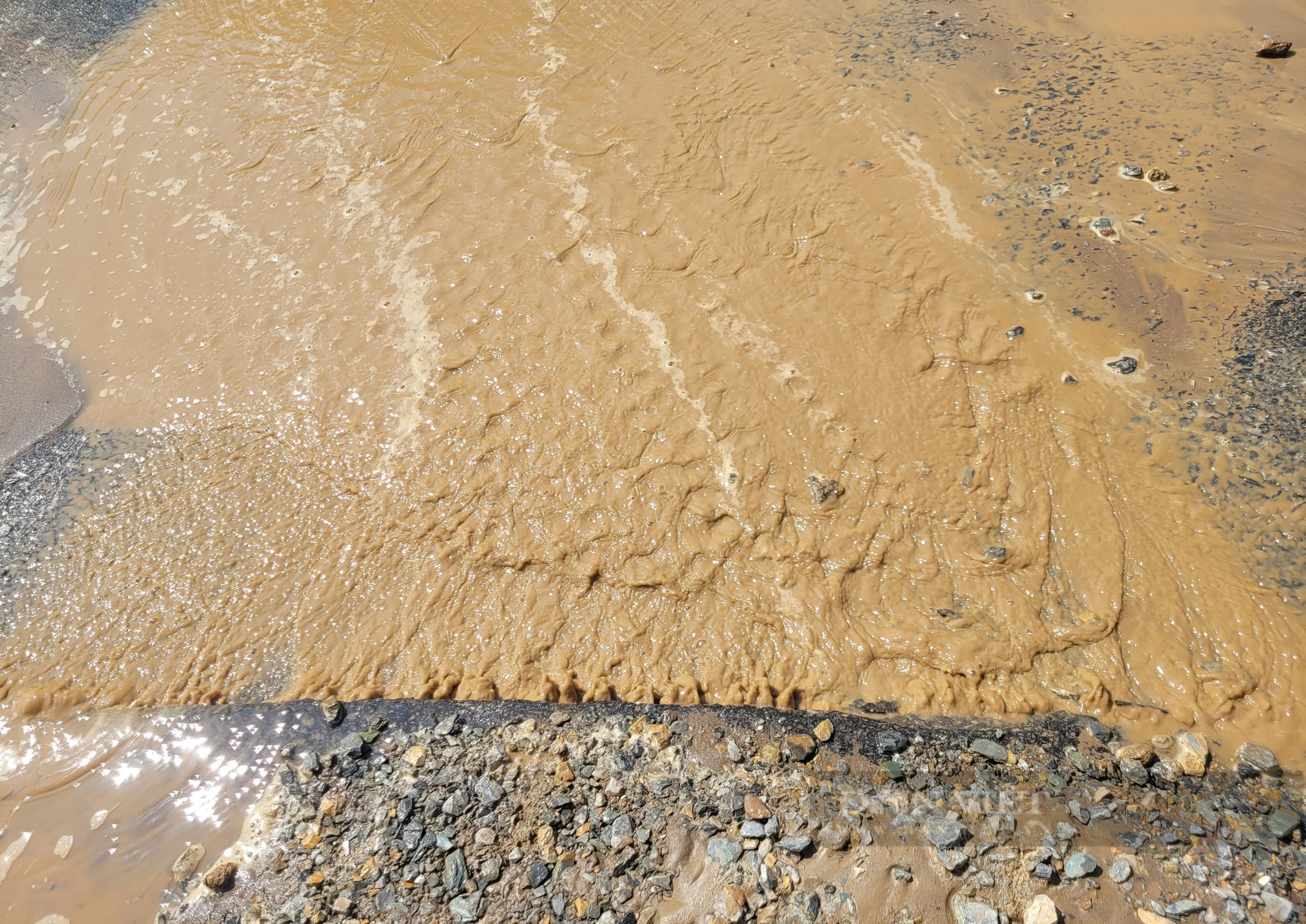  Nước tràn lênh láng trên mặt đường vừa thi công đường ống ở quận Hà Đông - Ảnh 3.