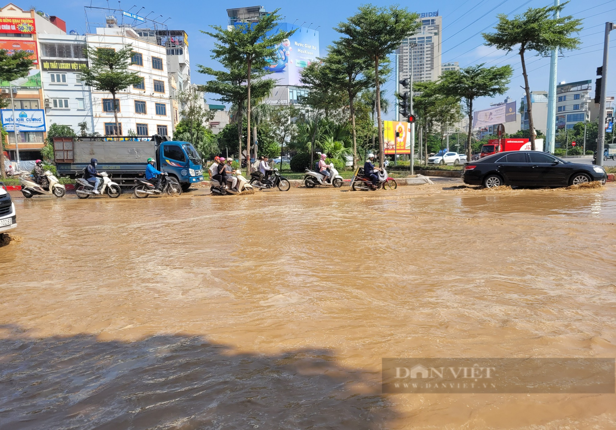  Nước tràn lênh láng trên mặt đường vừa thi công đường ống ở quận Hà Đông - Ảnh 4.