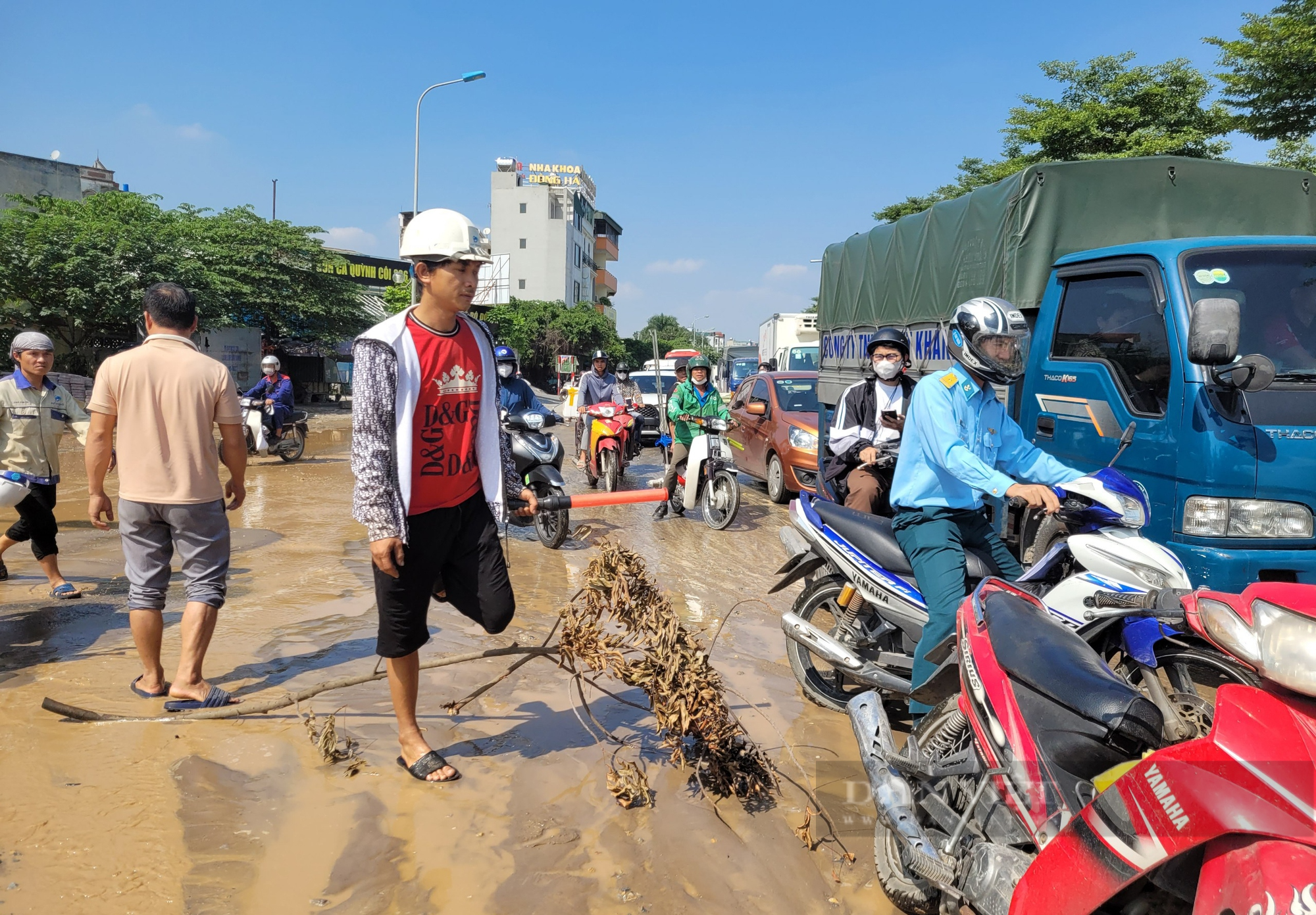 Nước tràn lênh láng trên mặt đường vừa thi công đường ống ở quận Hà Đông - Ảnh 5.