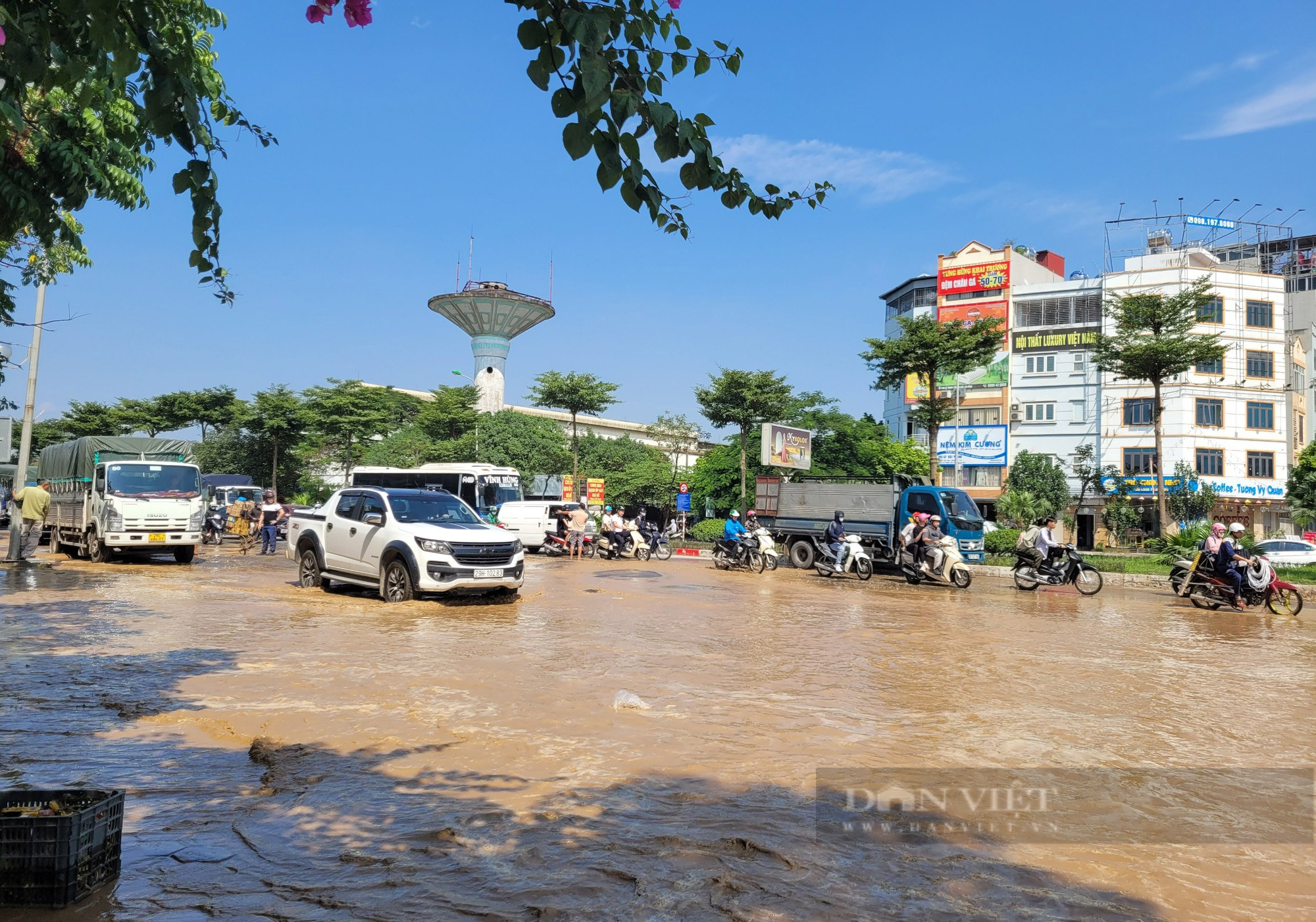  Nước tràn lênh láng trên mặt đường vừa thi công đường ống ở quận Hà Đông - Ảnh 7.