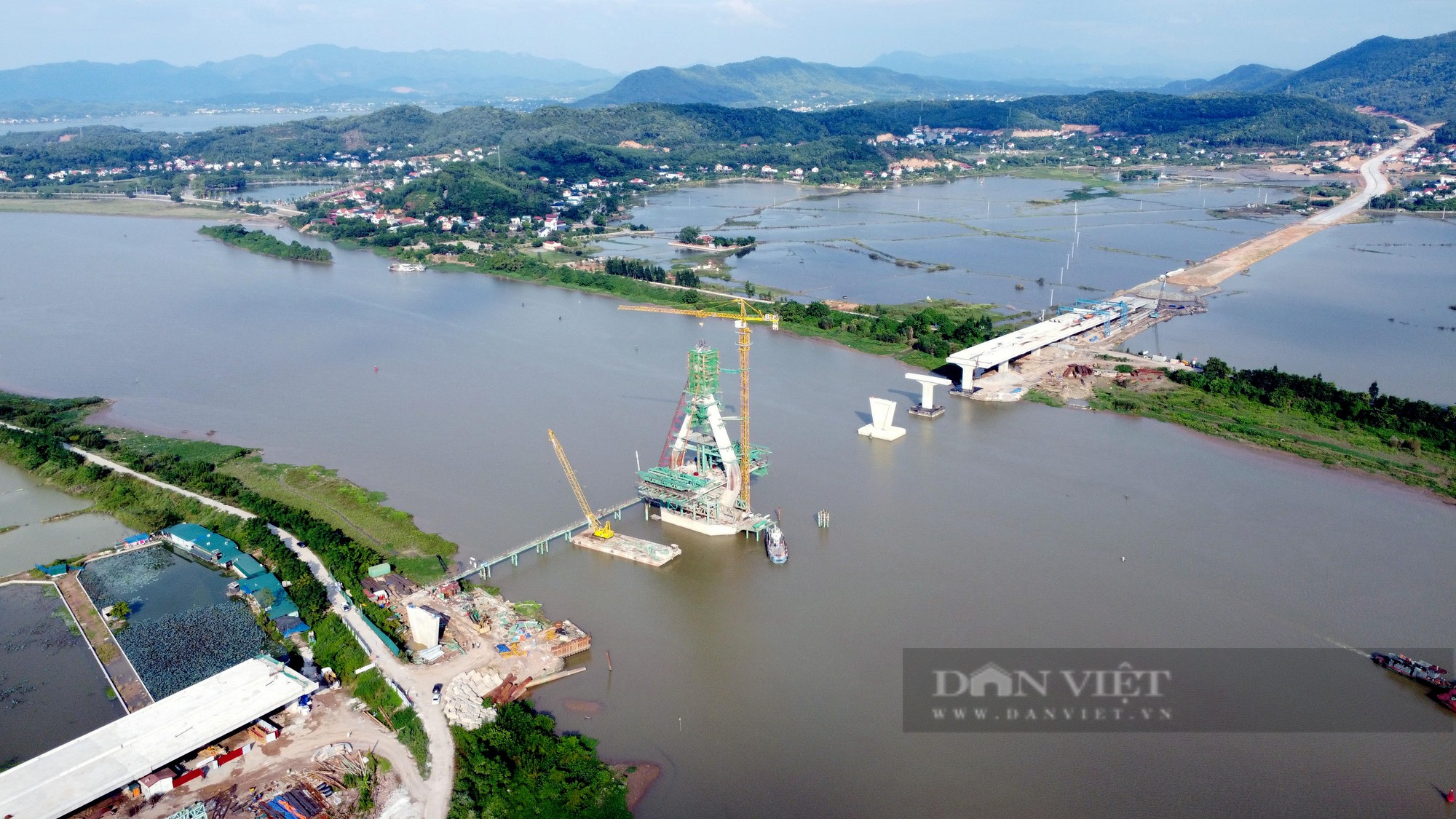 Trên công trường cây cầu gần 1.500 tỷ đồng nối Bắc Giang và Hải Dương - Ảnh 1.