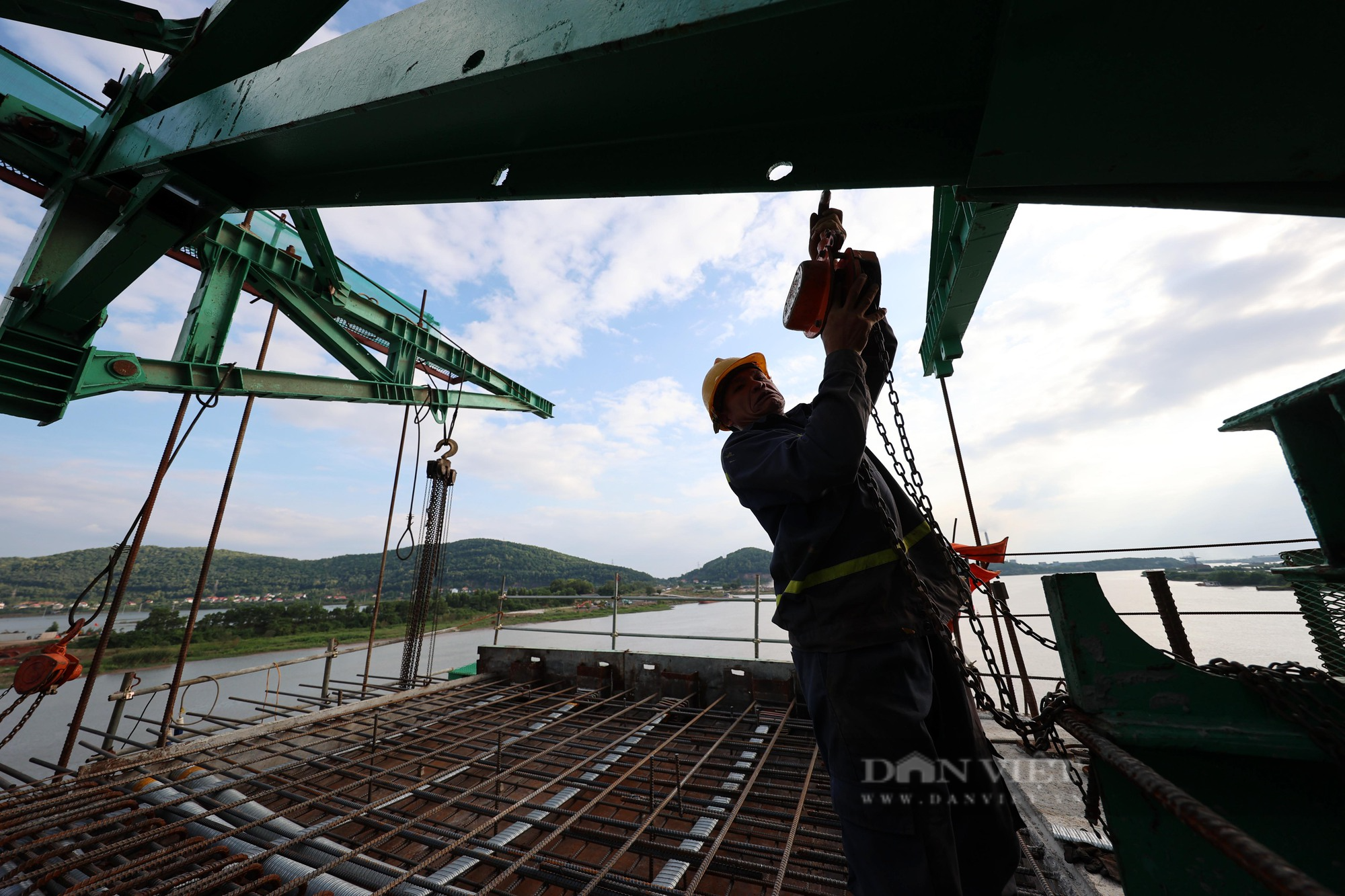 Trên công trường cây cầu gần 1.500 tỷ đồng nối Bắc Giang và Hải Dương - Ảnh 5.