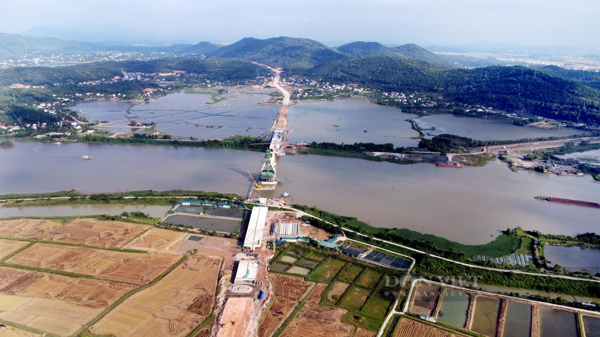 Trên công trường cây cầu gần 1.500 tỷ đồng nối Bắc Giang và Hải Dương - Ảnh 6.