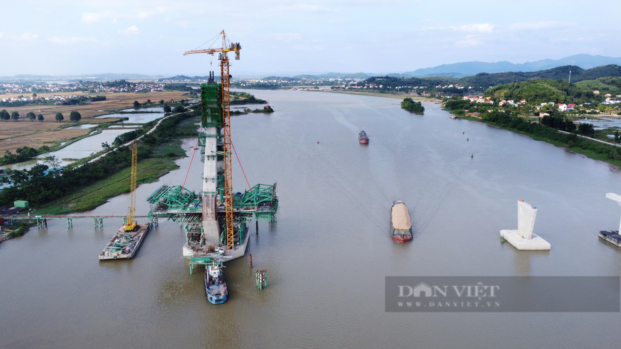 Trên công trường cây cầu gần 1.500 tỷ đồng nối Bắc Giang và Hải Dương - Ảnh 13.