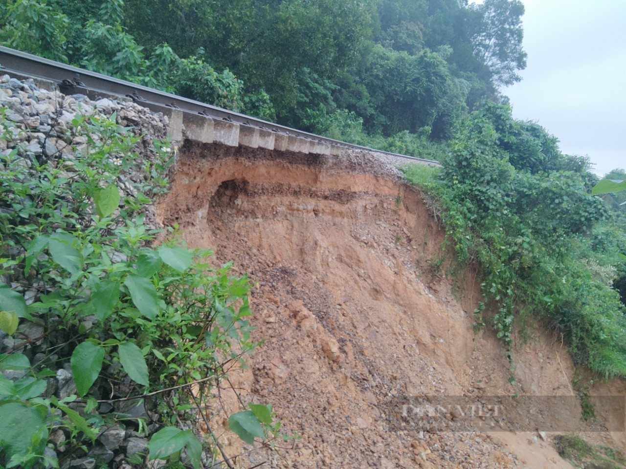 Hà Tĩnh: Hơn 150 người đội mưa, xuyên đêm vác đá vá đường sắt Bắc – Nam - Ảnh 2.