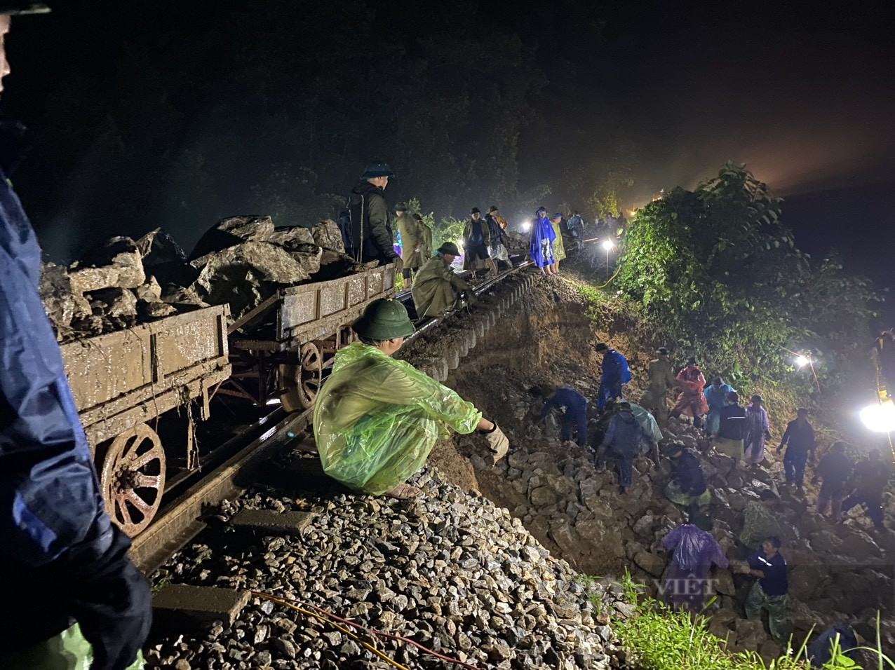 Hà Tĩnh: Hơn 150 người đội mưa, xuyên đêm vác đá vá đường sắt Bắc – Nam - Ảnh 4.