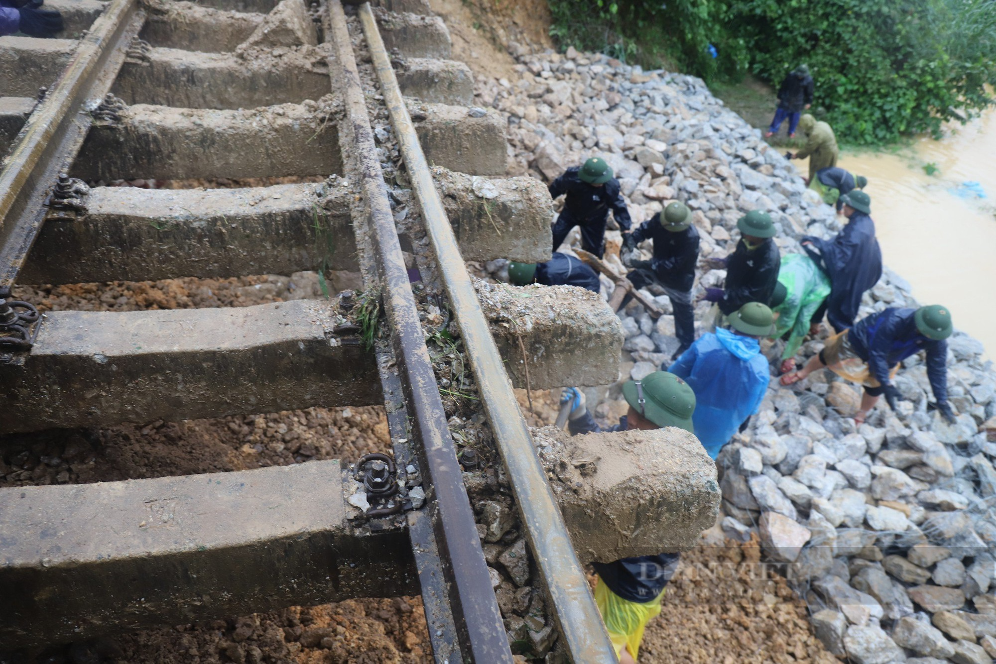 Hà Tĩnh: Hơn 150 người đội mưa, xuyên đêm vác đá vá đường sắt Bắc – Nam - Ảnh 6.
