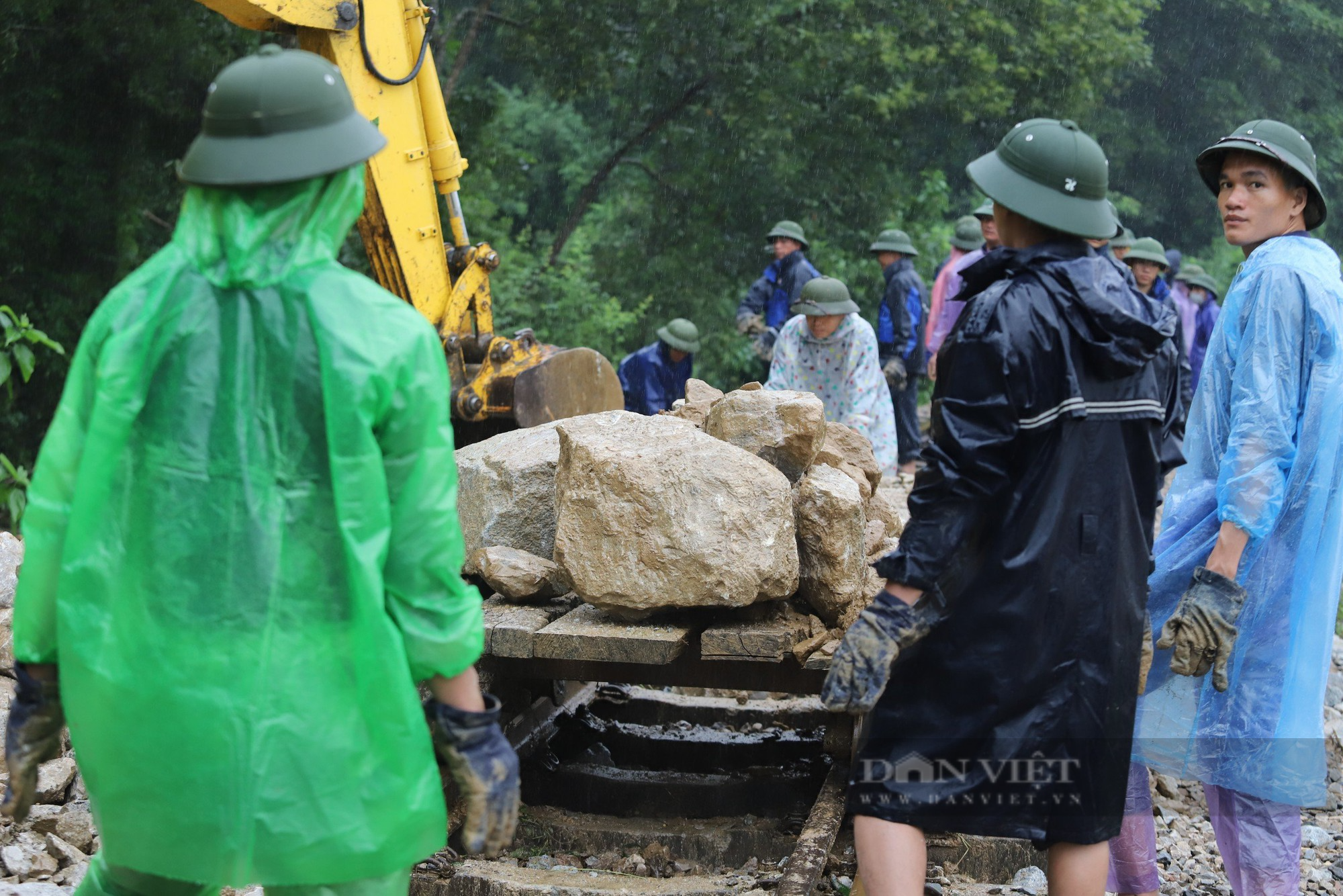 Hà Tĩnh: Hơn 150 người đội mưa, xuyên đêm vác đá vá đường sắt Bắc – Nam - Ảnh 7.