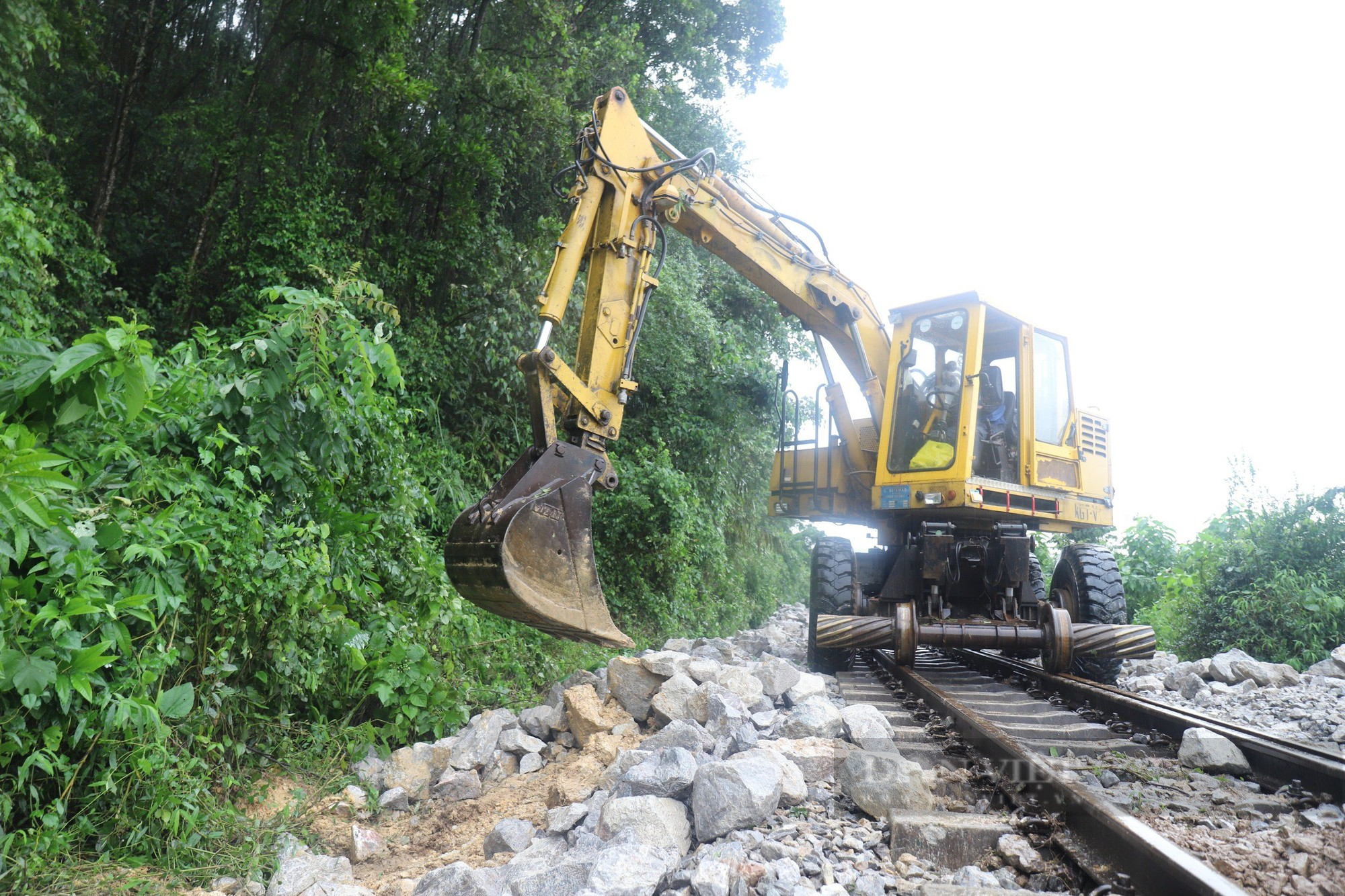 Hà Tĩnh: Hơn 150 người đội mưa, xuyên đêm vác đá vá đường sắt Bắc – Nam - Ảnh 8.