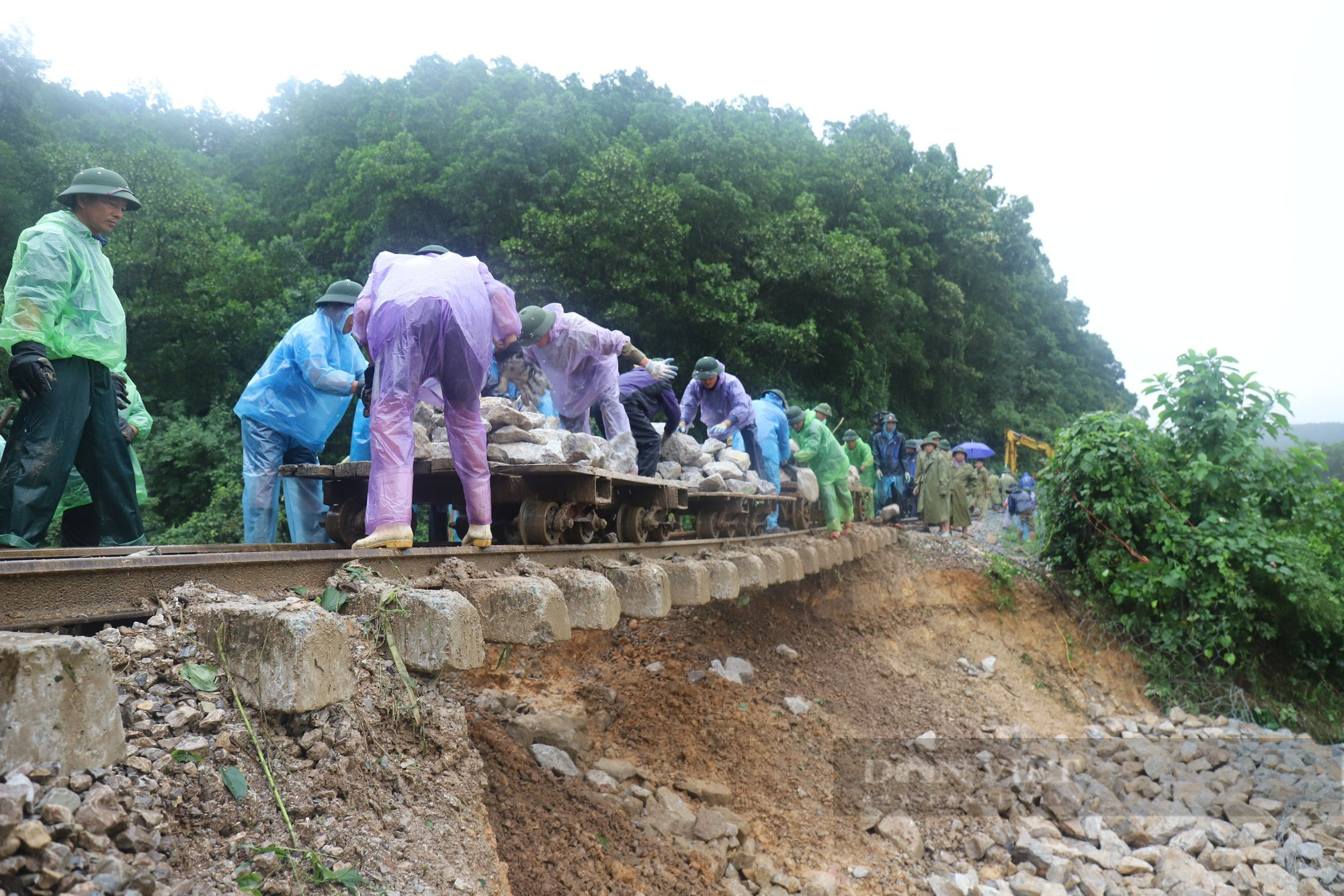 Hà Tĩnh: Hơn 150 người đội mưa, xuyên đêm vác đá vá đường sắt Bắc – Nam - Ảnh 9.