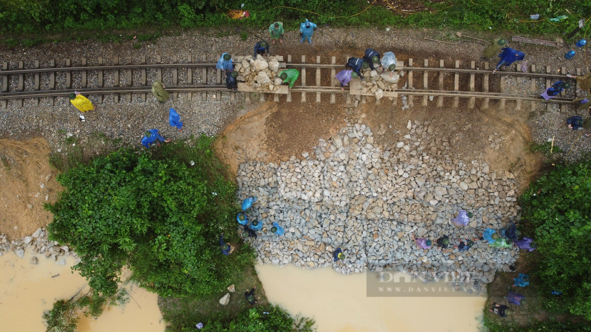 Hà Tĩnh: Hơn 150 người đội mưa, xuyên đêm vác đá vá đường sắt Bắc – Nam - Ảnh 10.