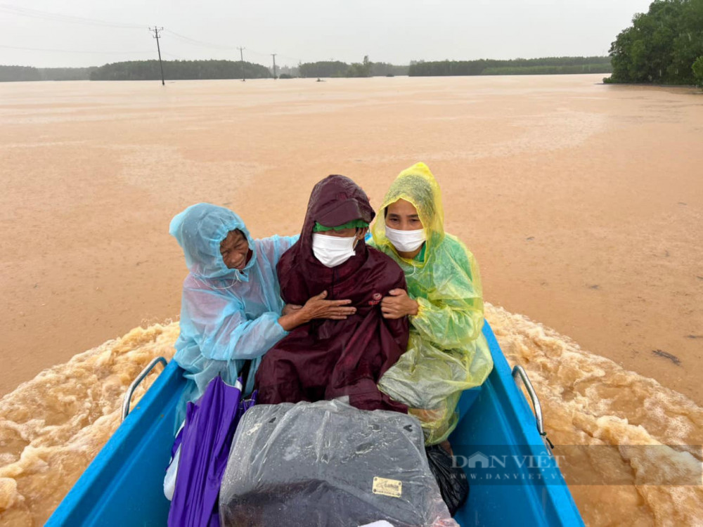 Hà Tĩnh: Nước cô lập, Chủ tịch xã và Công an giúp người dân vượt “ốc đảo” đi chữa bệnh - Ảnh 3.