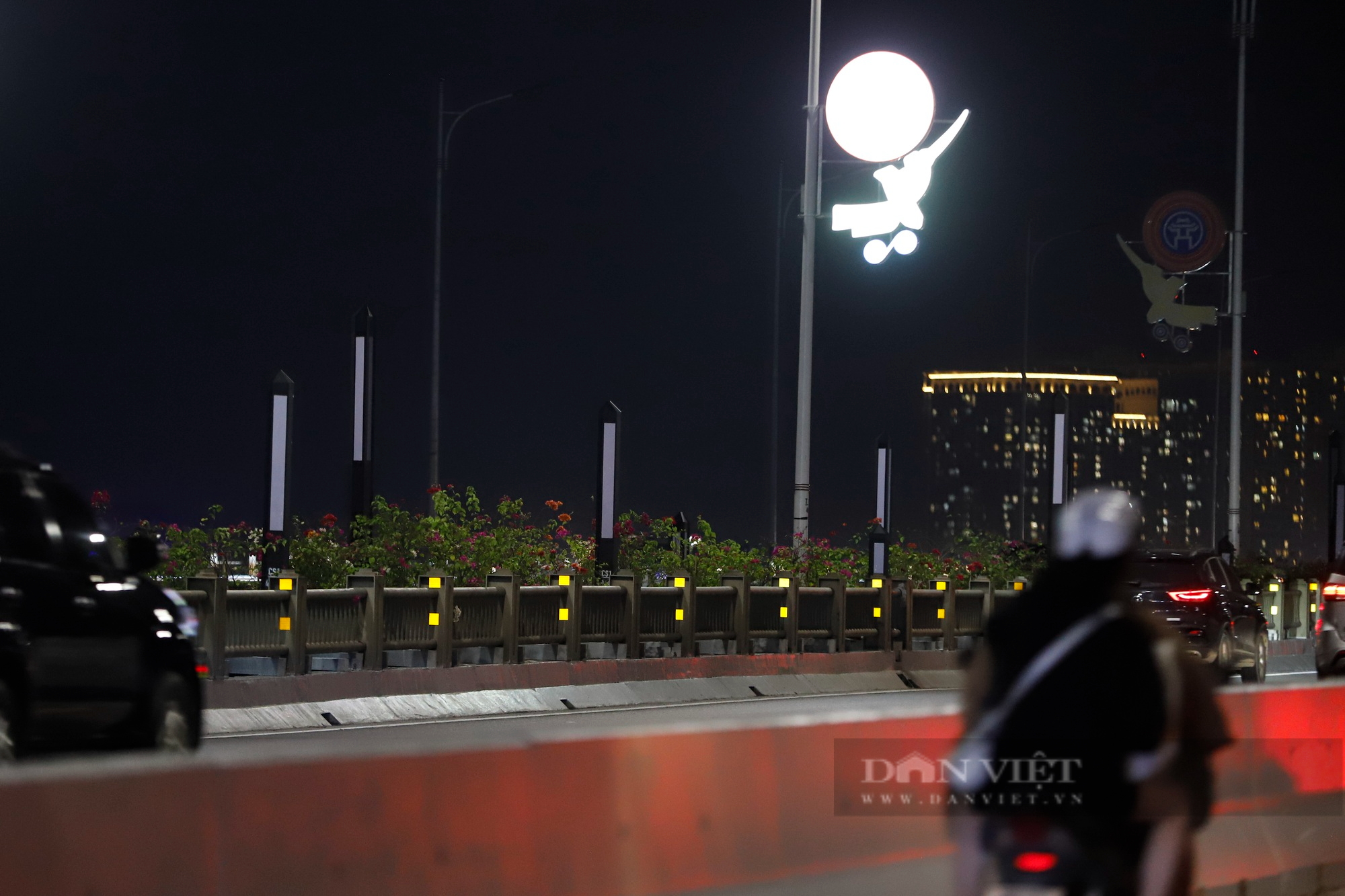 Hệ thống đèn chiếu sáng trên cầu Vĩnh Tuy cái bật, cái tắt dù trời đã tối mịt - Ảnh 3.