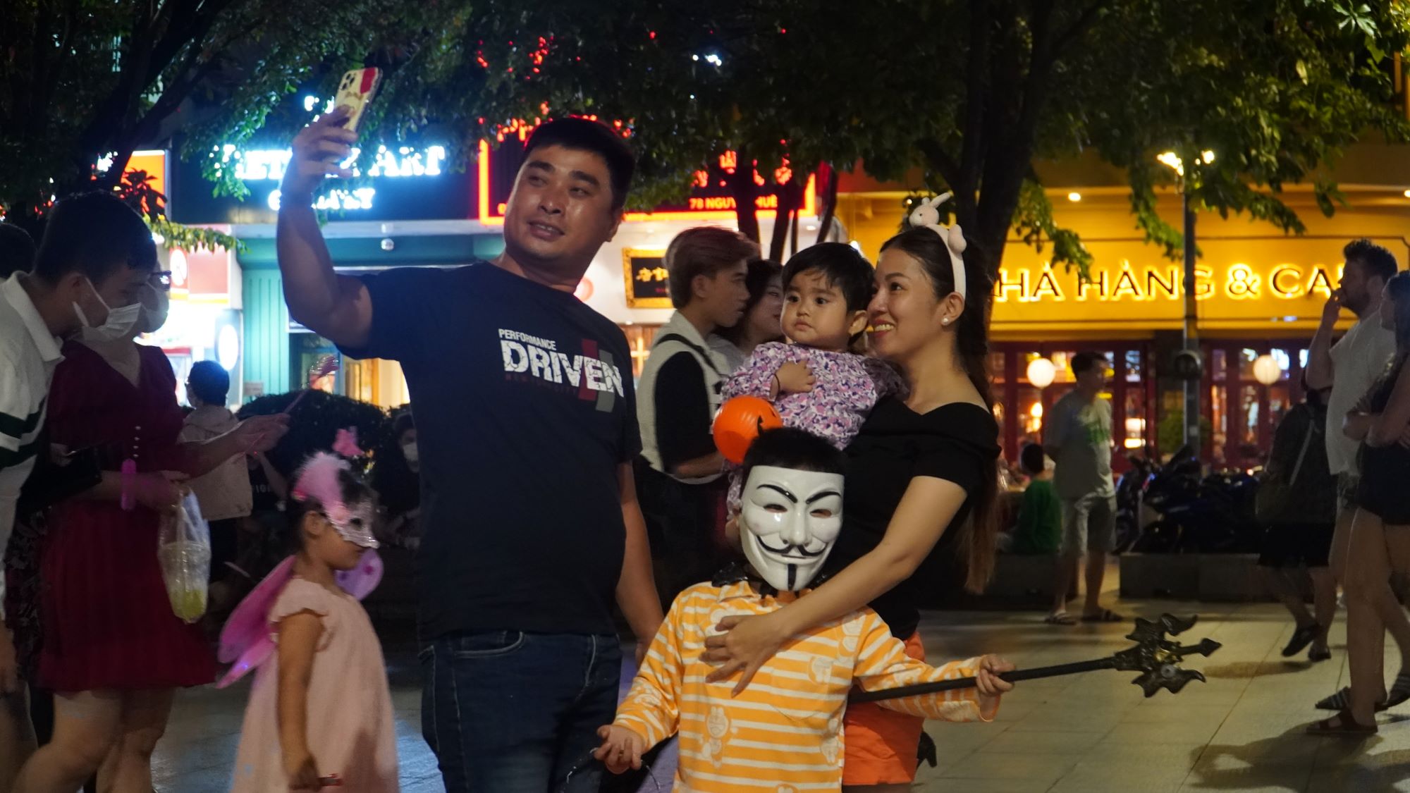 Muôn kiểu hóa trang chơi Halloween của giới trẻ giữa trung tâm TP.HCM - Ảnh 7.