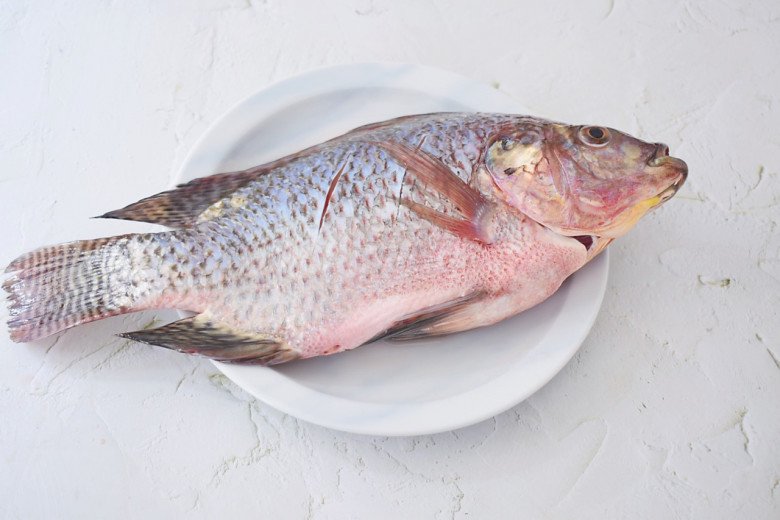 Con cá này dày thịt ít xương giá lại rẻ, chỉ khoảng 50.000 đồng/kg, hấp lên thơm ngọt hợp ngày mát trời - Ảnh 2.