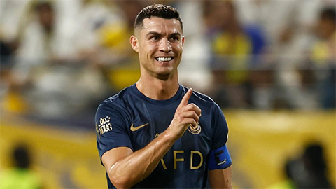 Ronaldo làm gì trong ngày Messi giành Quả Bóng Vàng thứ 8? - Ảnh 1.