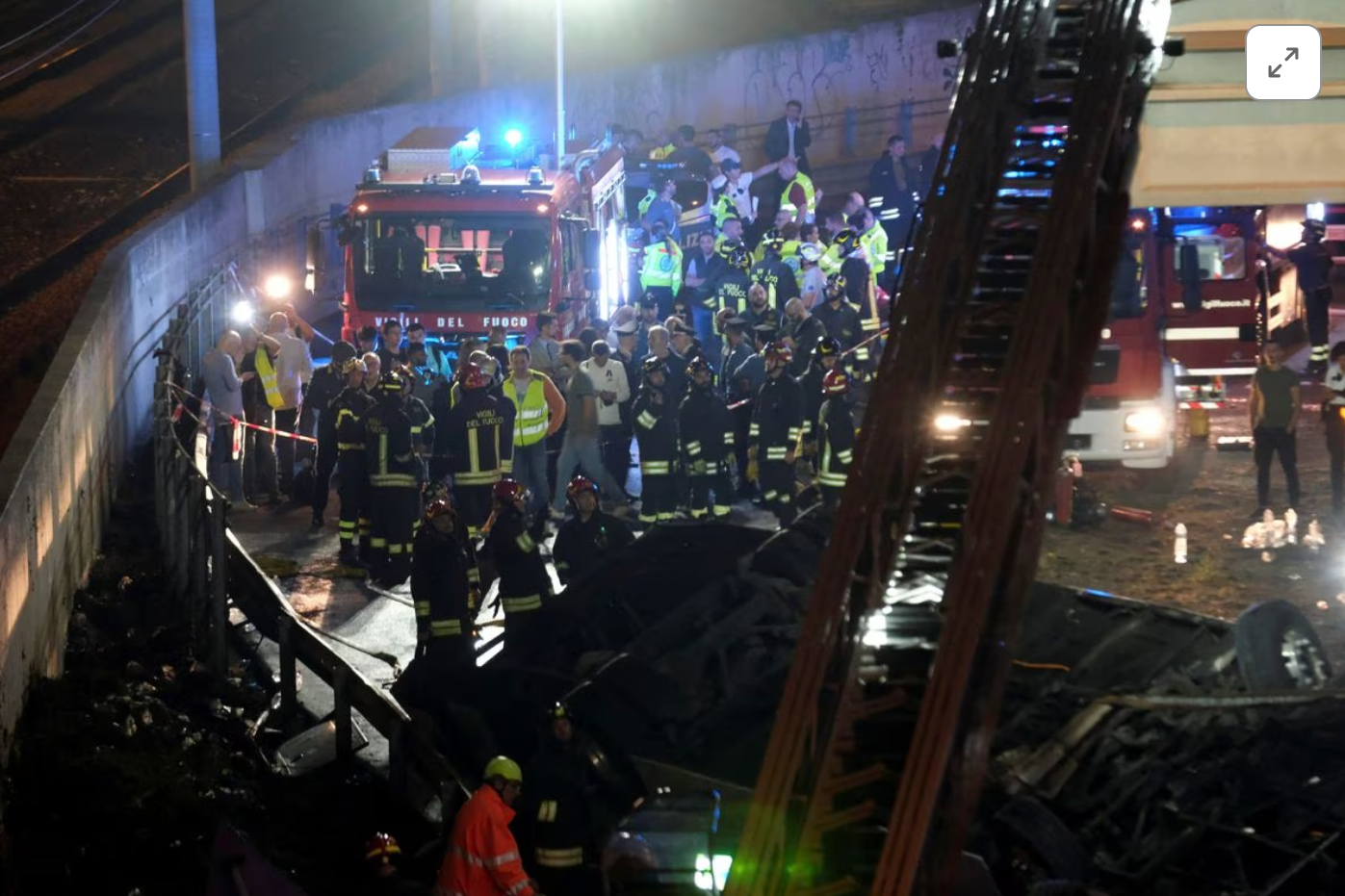 Tai nạn xe bus thảm khốc ở Ý, 21 người thiệt mạng - Ảnh 1.