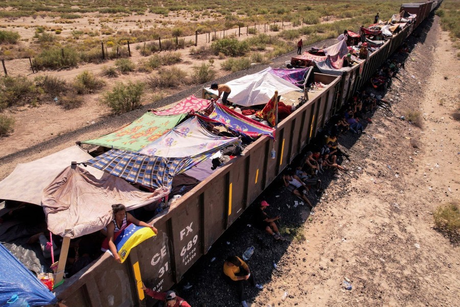 Cảnh người rồng rắn, xếp hàng dài trăm mét để vượt biên giới Mexico vào Mỹ - Ảnh 10.