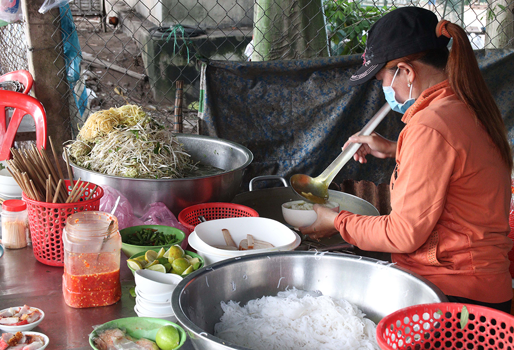 Về Châu Đốc ăn bún cá - Ảnh 1.