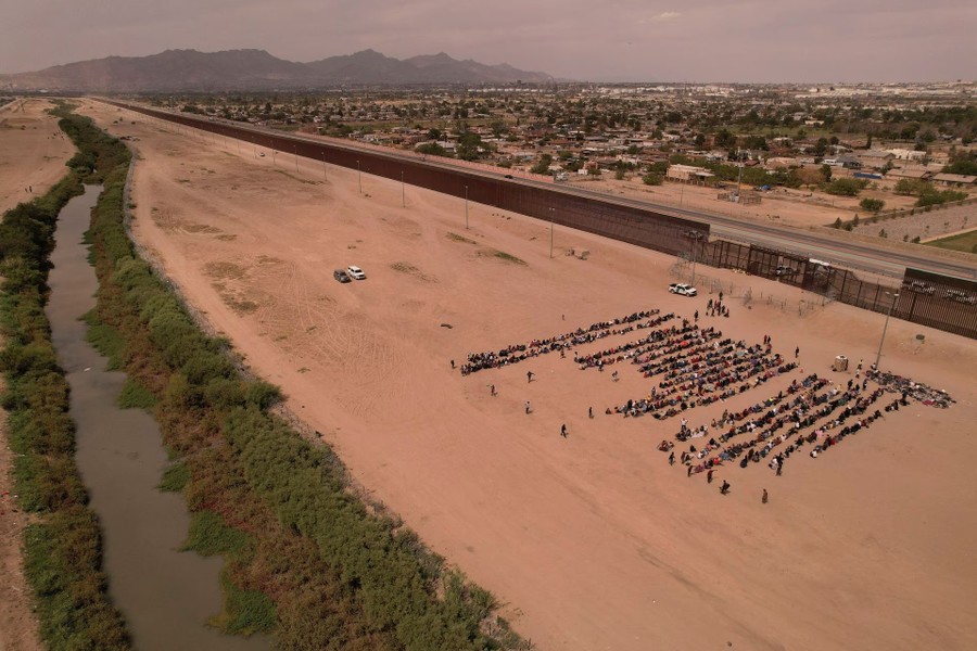 Cảnh người rồng rắn, xếp hàng dài trăm mét để vượt biên giới Mexico vào Mỹ - Ảnh 13.